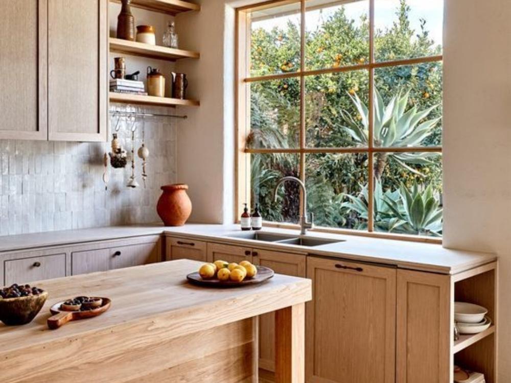 Thiết kế bếp nông thôn kết hợp hài hòa giữa nét truyền thống và tiện nghi hiện đại, mang lại trải nghiệm sống tiện dụng và gần gũi