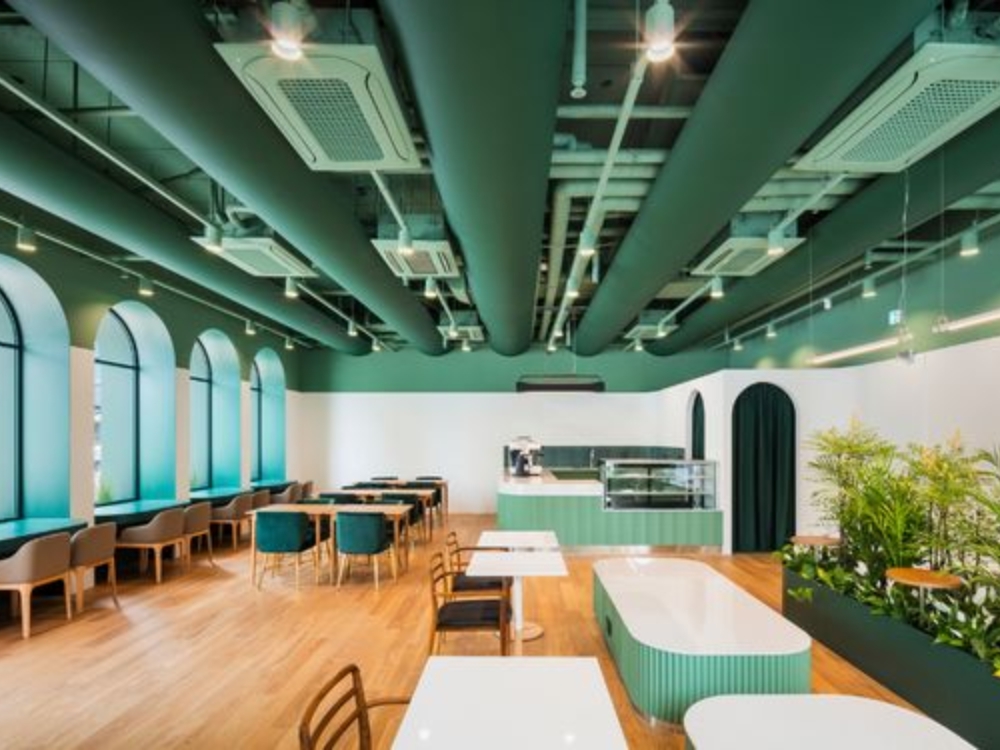 Thiết kế nội thất văn phòng với trần nhà để hở với xà dầm và các đường ống giúp tạo ra cảm giác thô cứng và công nghiệp