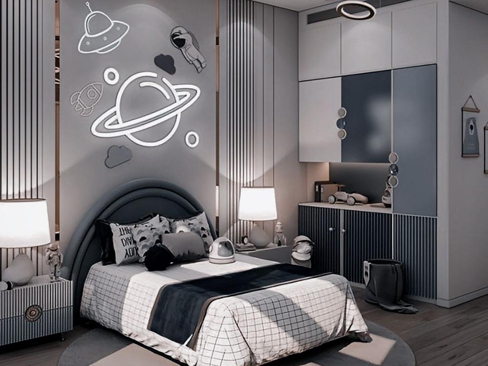 Trang trí bằng giấy dán tường họa tiết sao và đèn ngủ hình hành tinh, mang đến không gian đậm chất khám phá