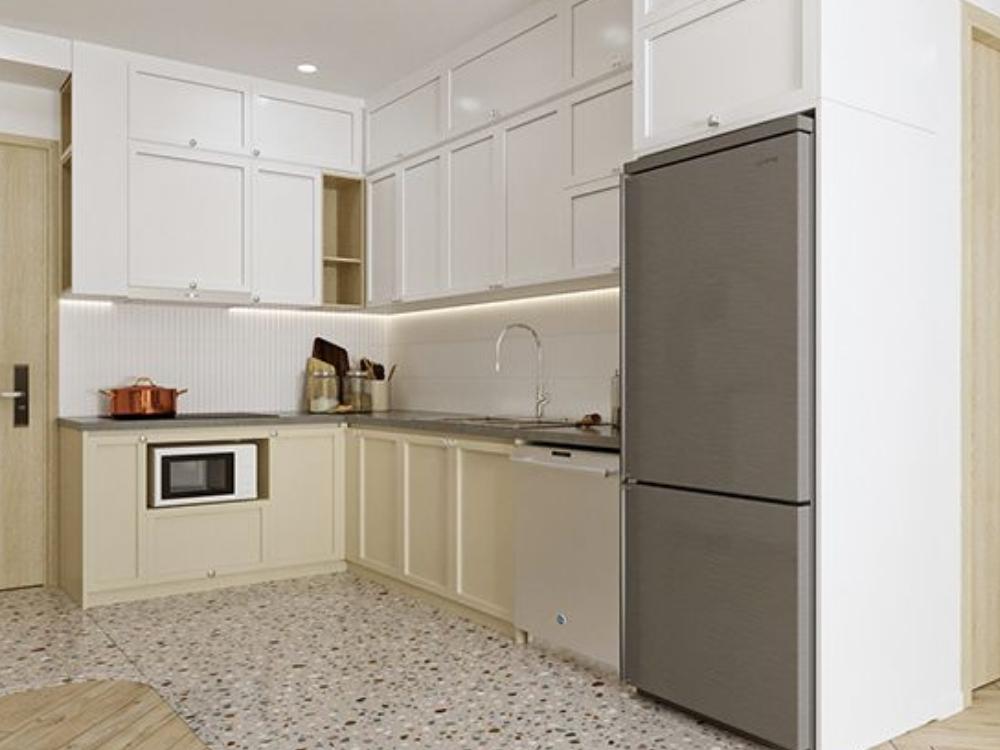 Tủ bếp kịch trần hình chữ L kết hợp gam màu sáng giúp căn phòng trông rộng rãi hơn