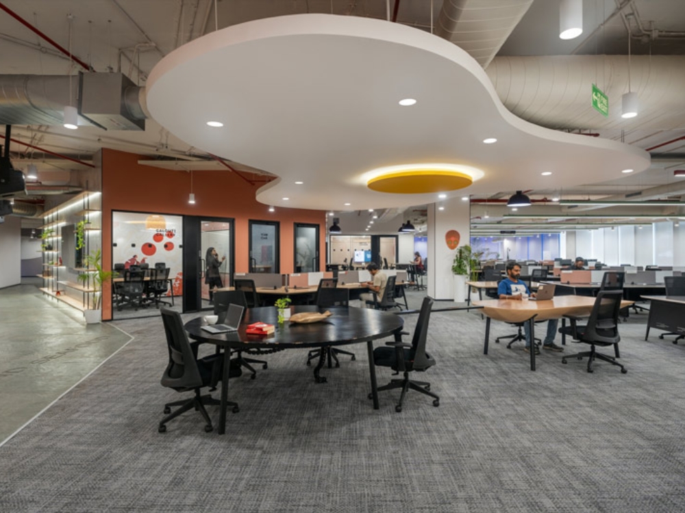 Văn phòng không gian mở với bố trí bàn làm việc liền mạch, loại bỏ vách ngăn cứng nhắc, tối ưu giao tiếp giữa nhân viên