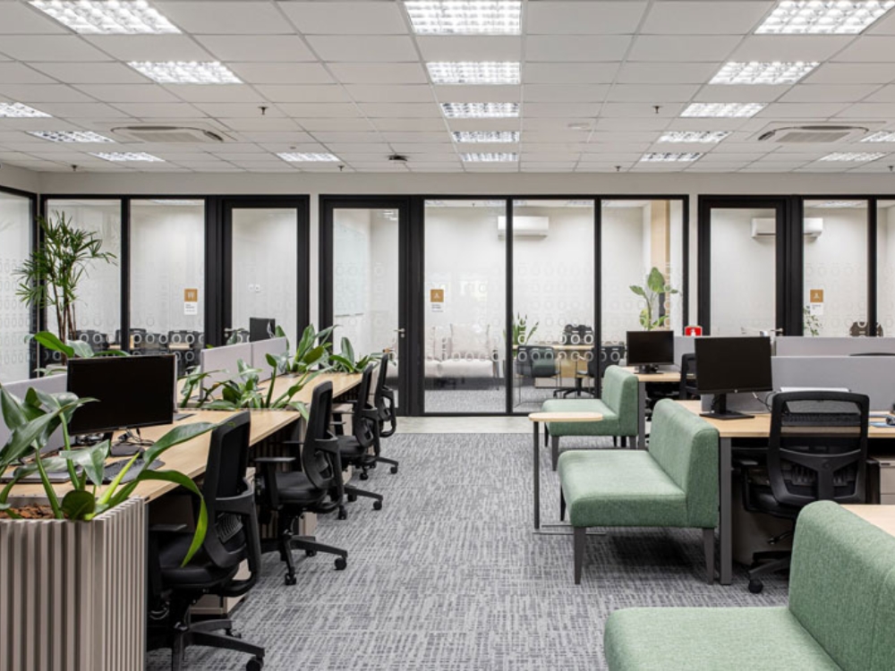 Văn phòng phong cách hiện đại với đường nét tinh tế, sử dụng kính cường lực, thép và gỗ công nghiệp