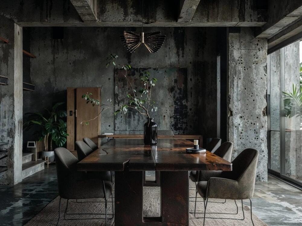 Bàn ăn Brutalism với bề mặt gỗ trầy xước tự nhiên mang lại vẻ đẹp chân thực và chiều sâu thời gian