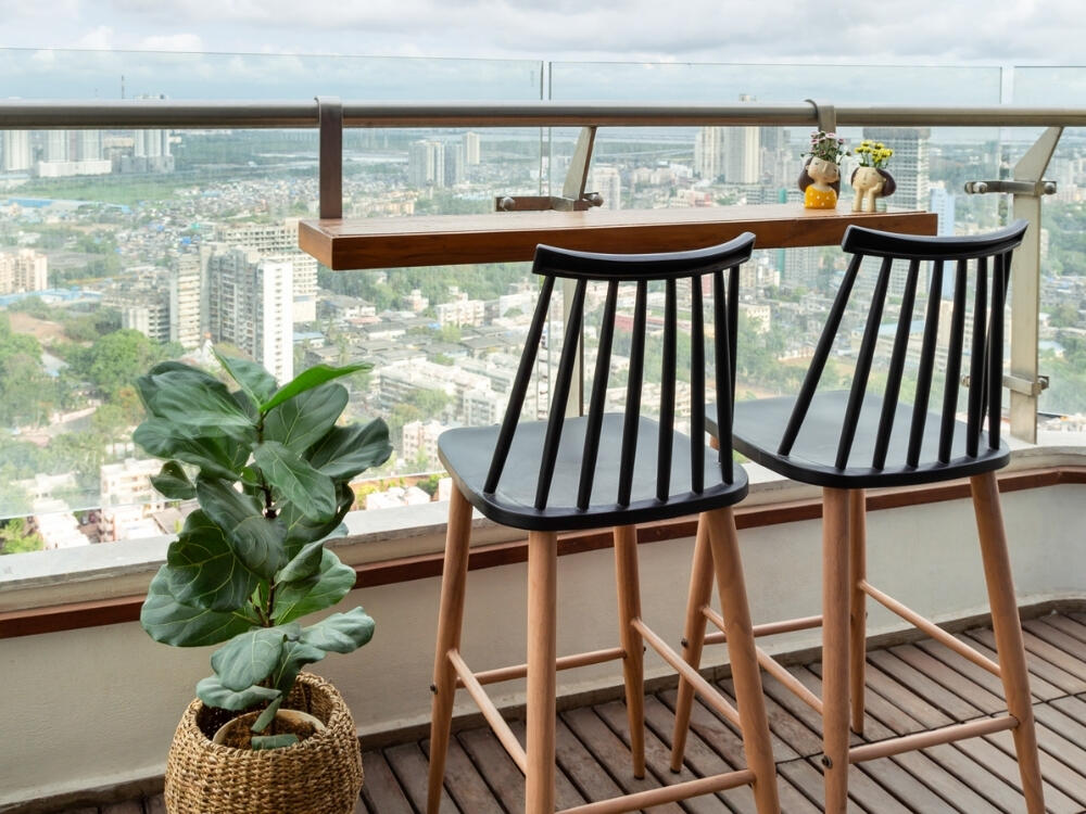 Ban công ấn tượng với bàn bar cao gắn tường tạo không gian giải trí độc đáo