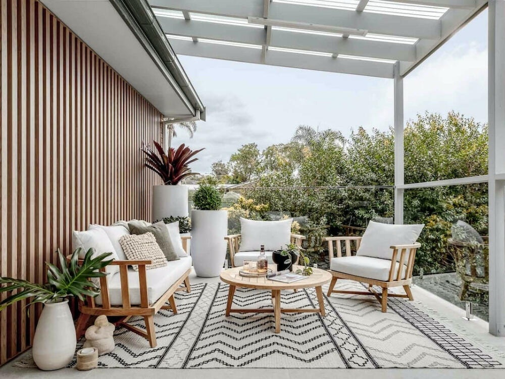 Ban công hiện đại với đường nét rõ ràng và gam màu trung tính