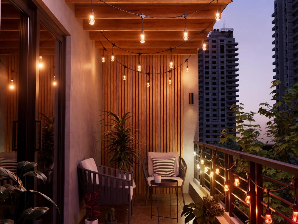 Ban công lung linh với đèn trang trí tạo không gian thư giãn buổi tối
