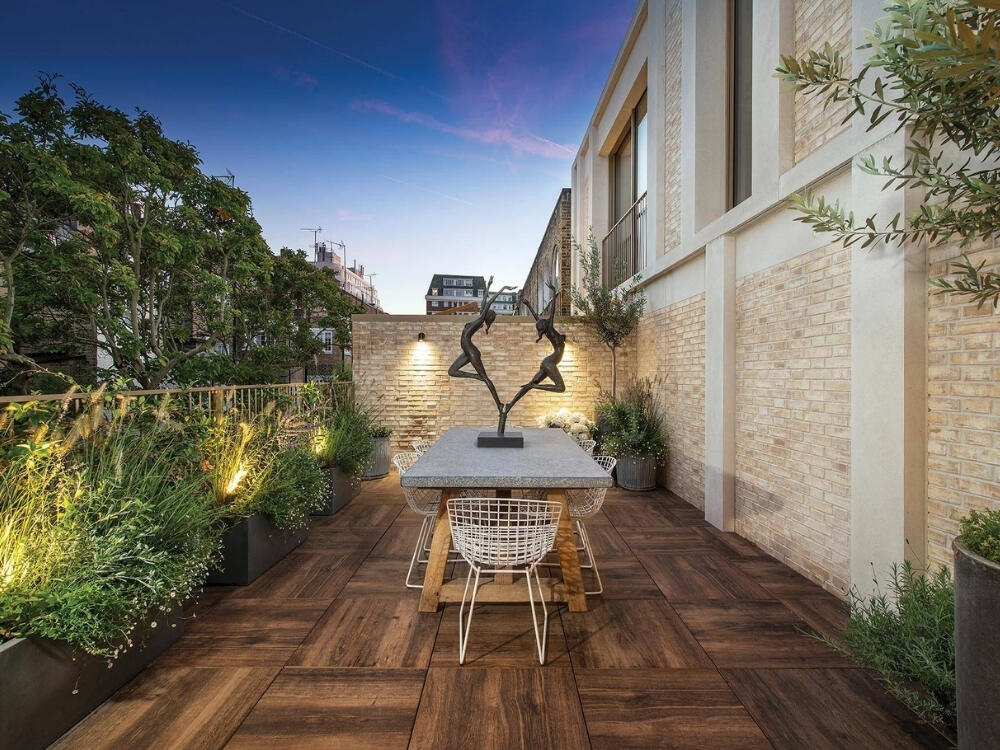 Ban công sáng thoáng với ánh sáng tự nhiên được tận dụng tối đa