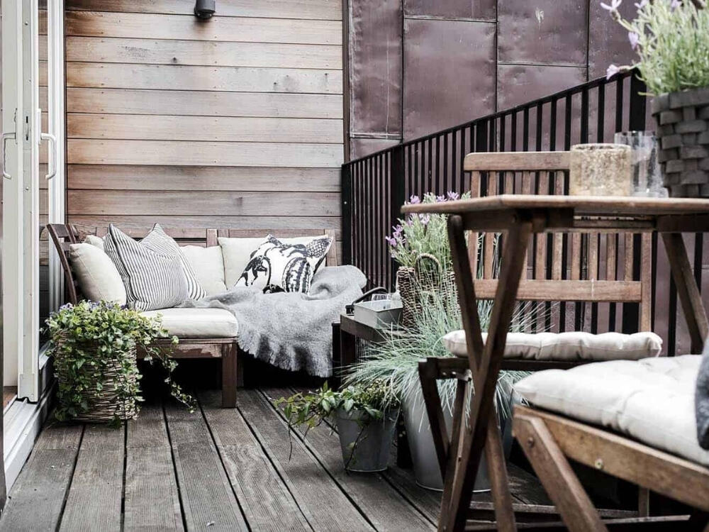 Ban công sáng thoáng với gỗ tần bì và sắc trắng đặc trưng Scandinavian