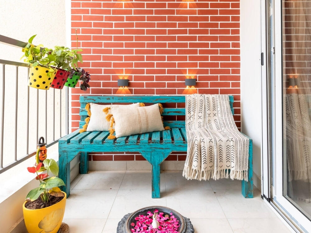 Ban công sinh động với mảng tường điểm nhấn tạo cảm giác cuốn hút