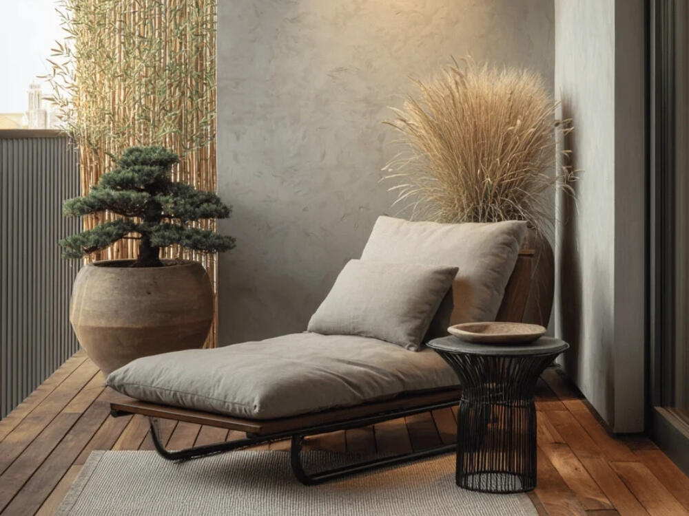 Ban công thanh tĩnh với gốm sứ thủ công và bảng màu trung tính