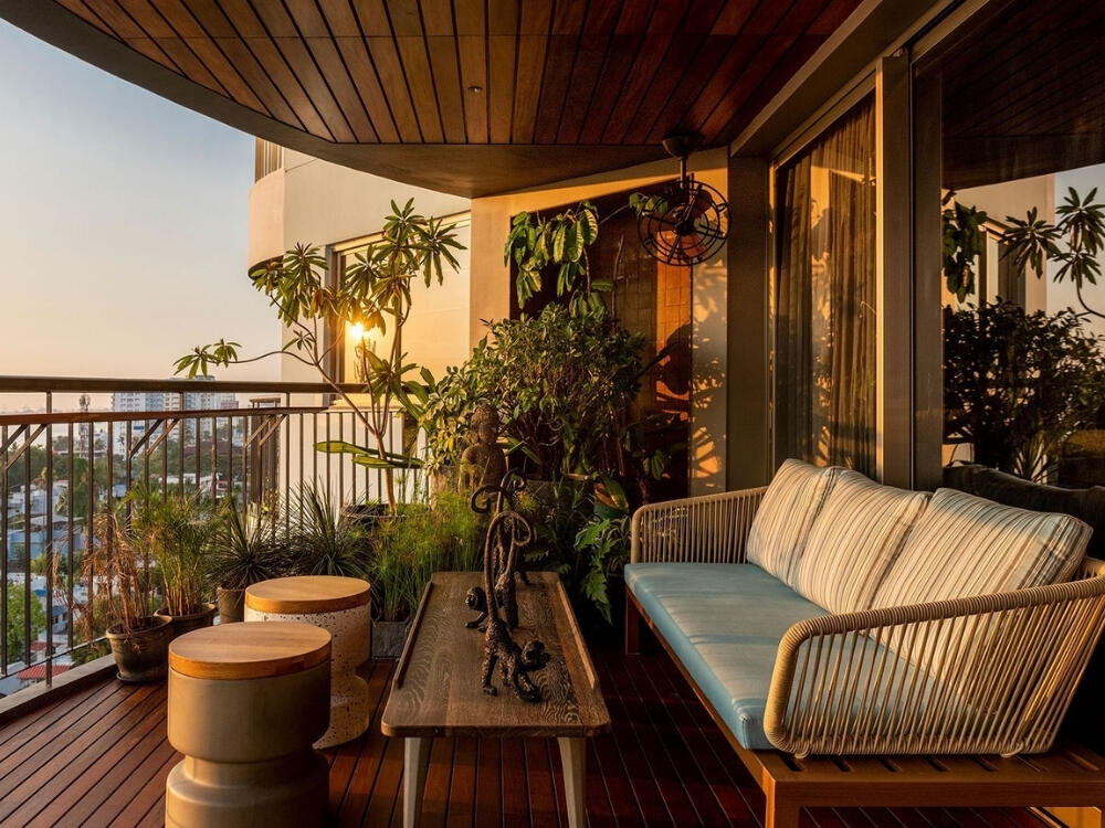 Ban công thoáng mở với kim loại tạo cảm giác rộng rãi