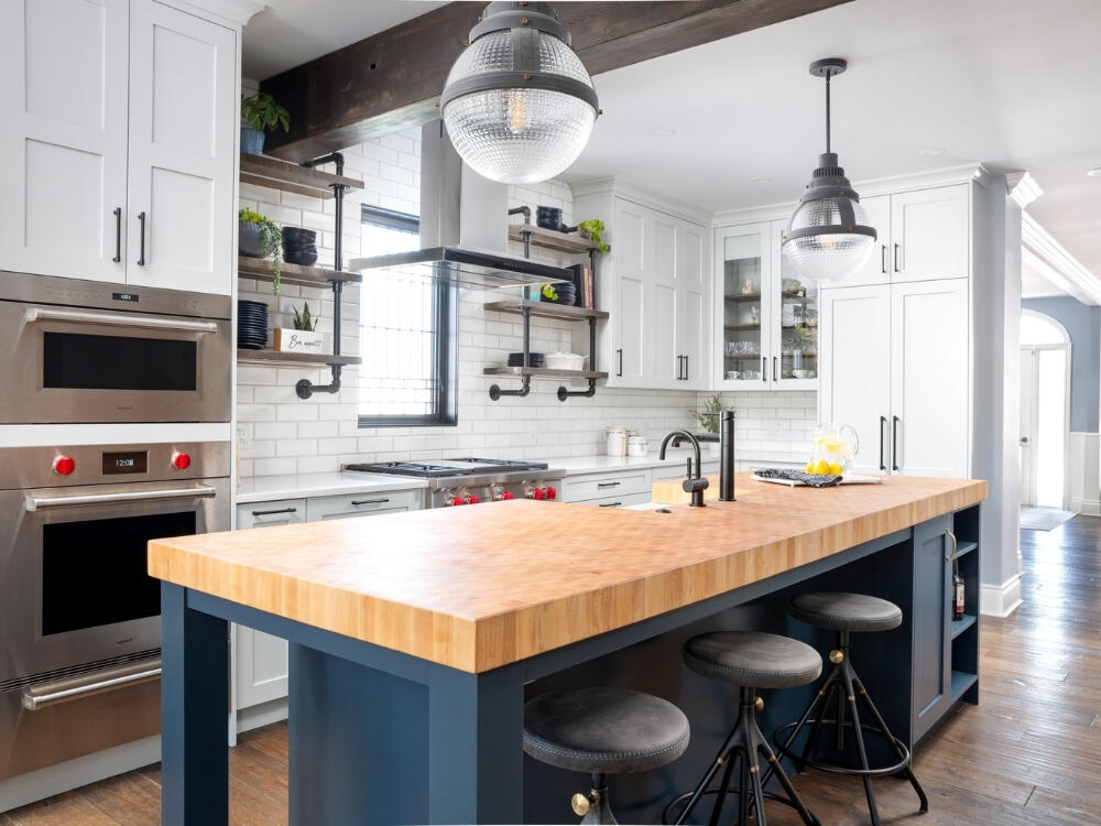 Bàn đảo ấm cúng với mặt gỗ mộc mạc phù hợp phong cách farmhouse