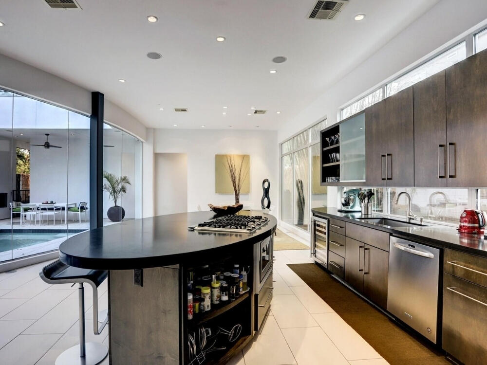 Bàn đảo bo góc mềm mại an toàn cho gia đình có trẻ nhỏ