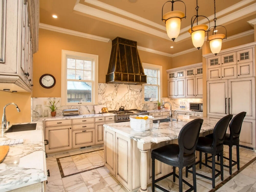 Bàn đảo đẳng cấp với hoa văn đối xứng và mặt đá hoa cương nổi bật