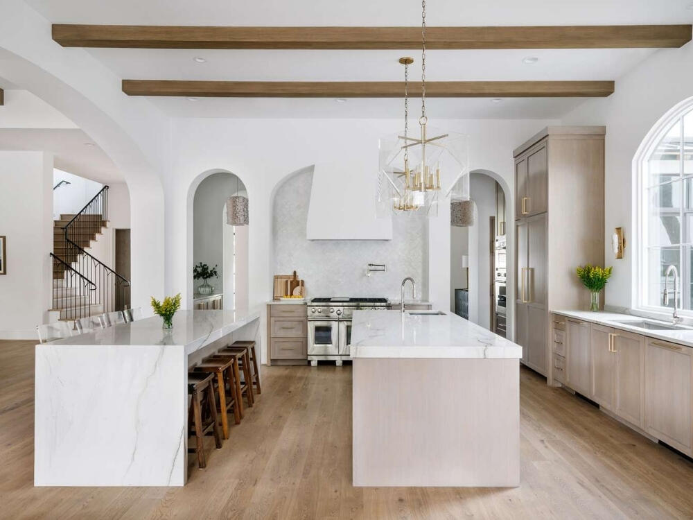 Bàn đảo đôi phân chia công năng rõ rệt cho nấu nướng và phục vụ