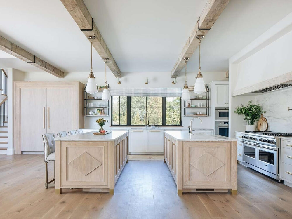 Bàn đảo đôi sang trọng tạo nên không gian bếp đẳng cấp rộng rãi