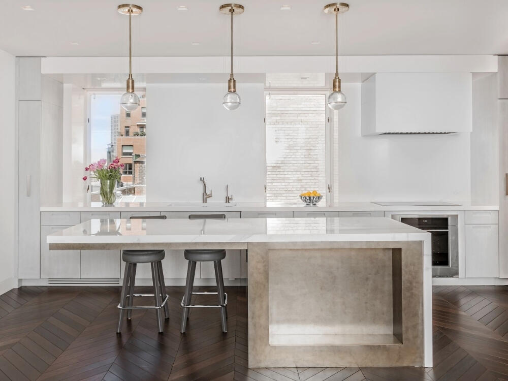 Bàn đảo gọn gàng với gam trắng xám đen mang tinh thần less is more