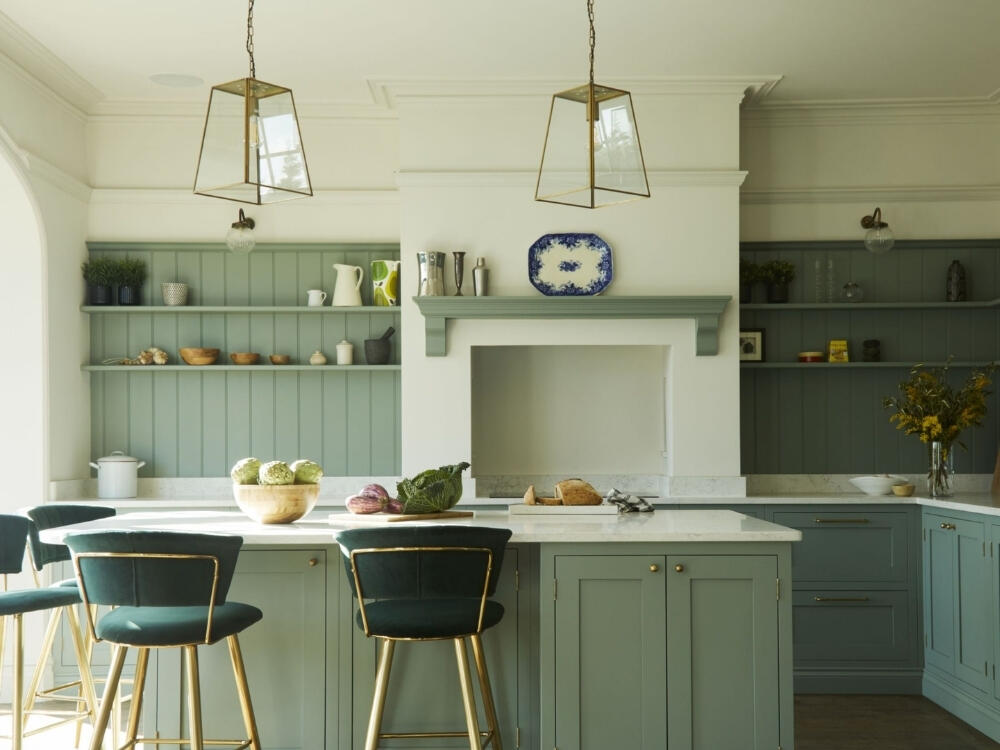 Bàn đảo hài hòa với gam màu xanh pastel tạo vẻ đẹp bền vững theo thời gian