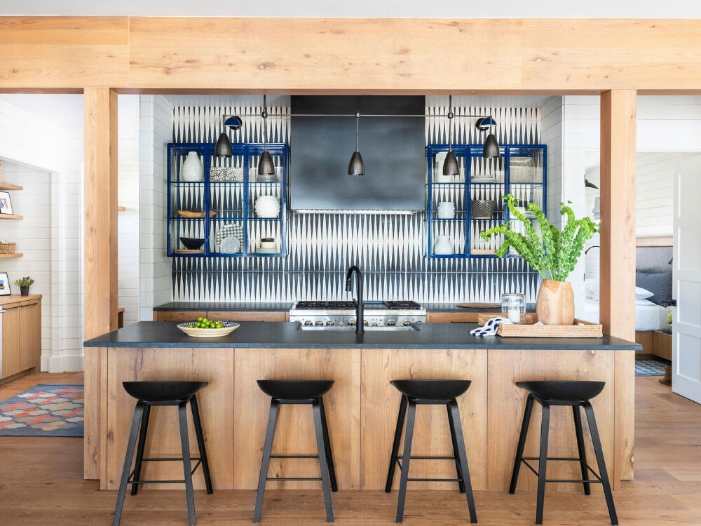 Bàn đảo hiện đại phân chia chức năng tinh tế giữa nấu nướng và giải trí