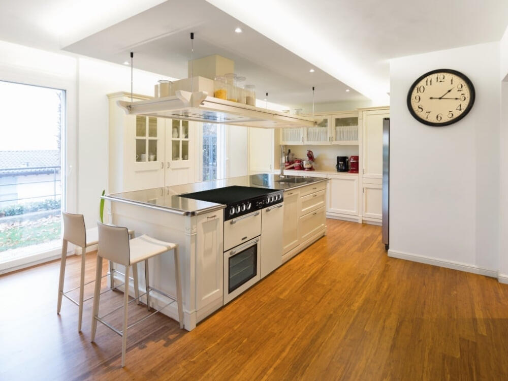 Bàn đảo hiện đại với bếp từ giúp kết nối người nấu với không gian sinh hoạt