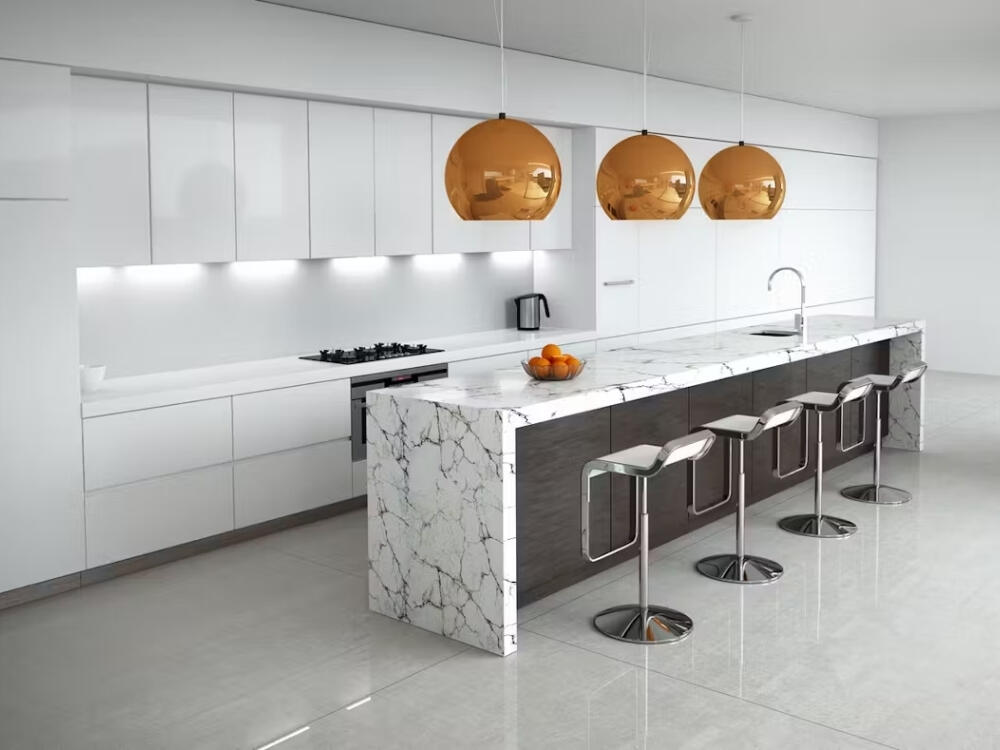 Bàn đảo hiện đại với đá marble hoặc quartz phản chiếu ánh sáng hiệu quả