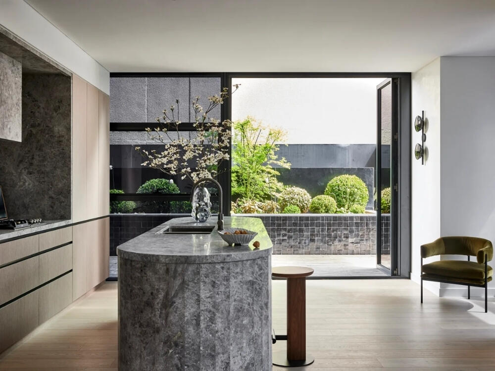 Bàn đảo mặt đá sáng bóng tạo vẻ sang trọng tinh tế cho không gian bếp