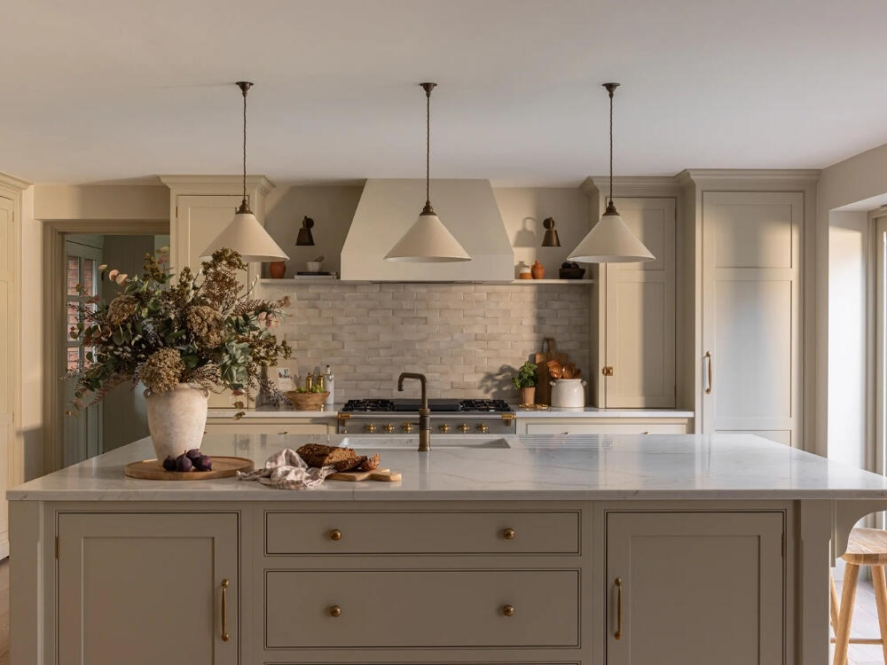 Bàn đảo nhẹ nhàng với gam xám nhạt dễ phối hợp cùng nội thất