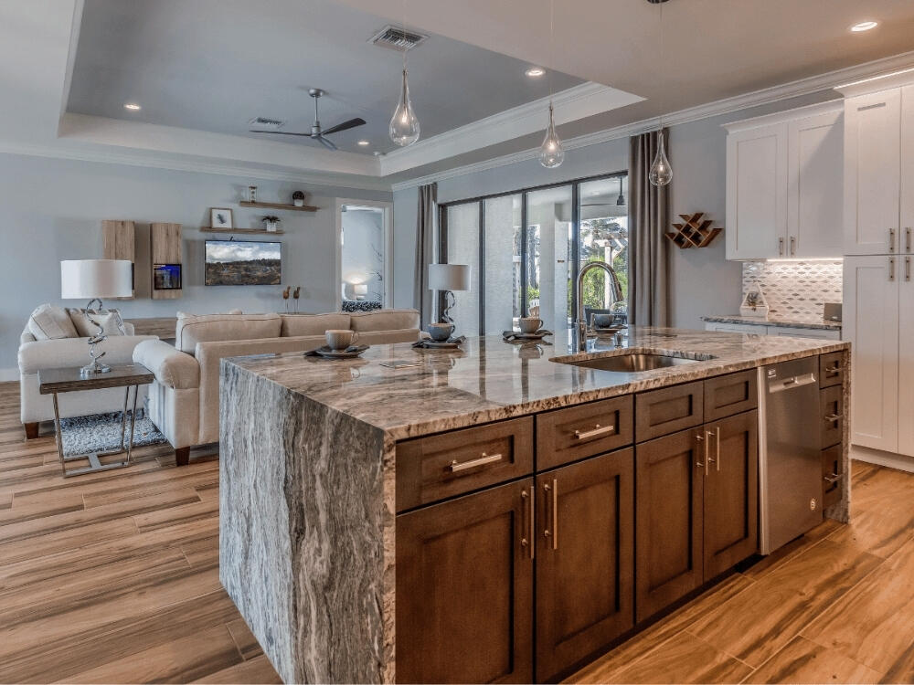 Bàn đảo sạch sẽ rộng rãi nhờ bề mặt đá sáng mịn nổi bật