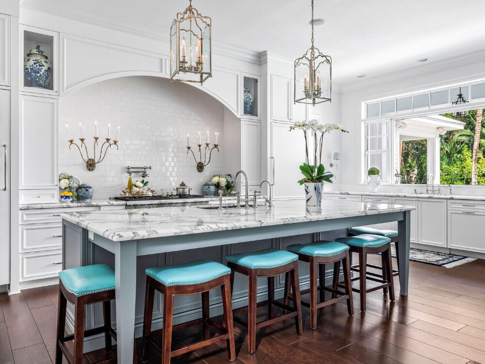 Bàn đảo sang trọng với họa tiết vân mây và vân tia sét nổi bật