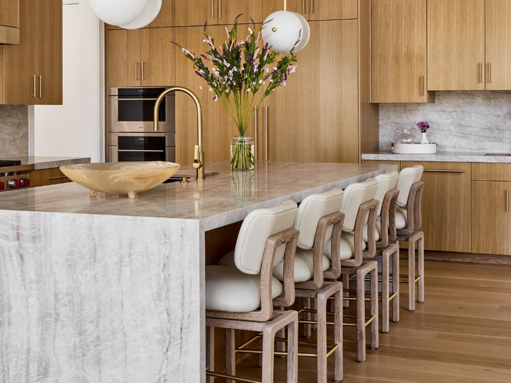 Bàn đảo thác nước liền mạch tạo hiệu ứng sang trọng mạnh mẽ