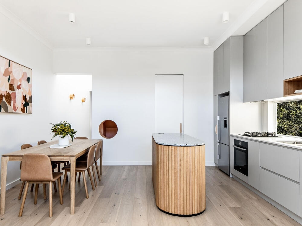 Bàn đảo tròn cạnh giảm va chạm mang lại cảm giác thân thiện trong bếp