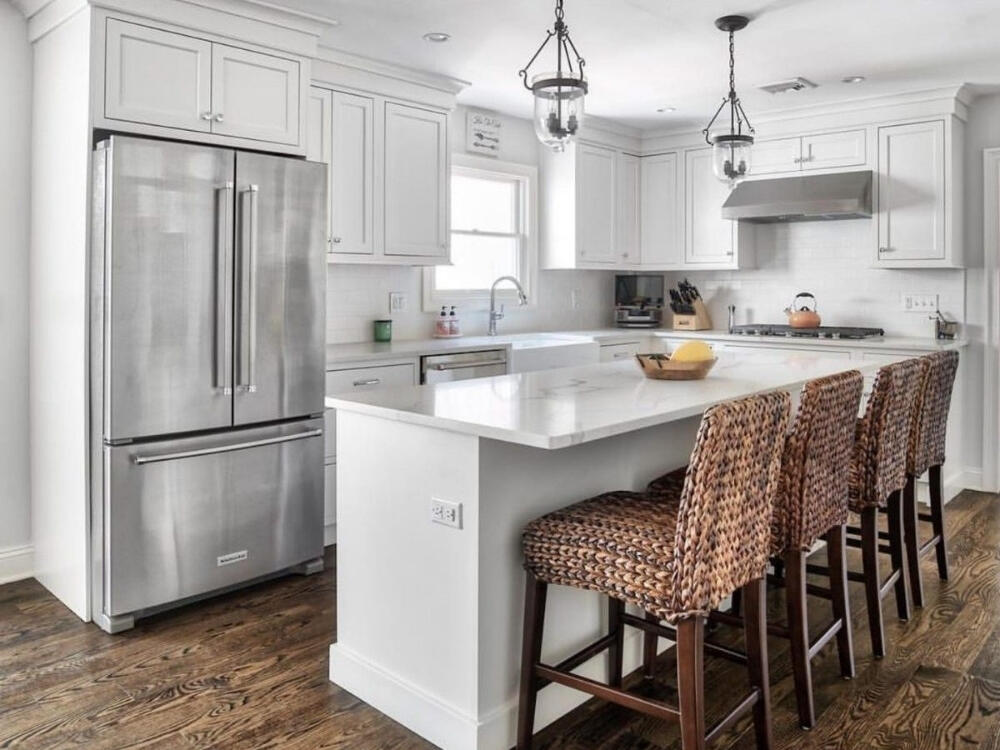 Bàn đảo trung tâm tăng hiệu suất nấu nướng cho không gian chữ L