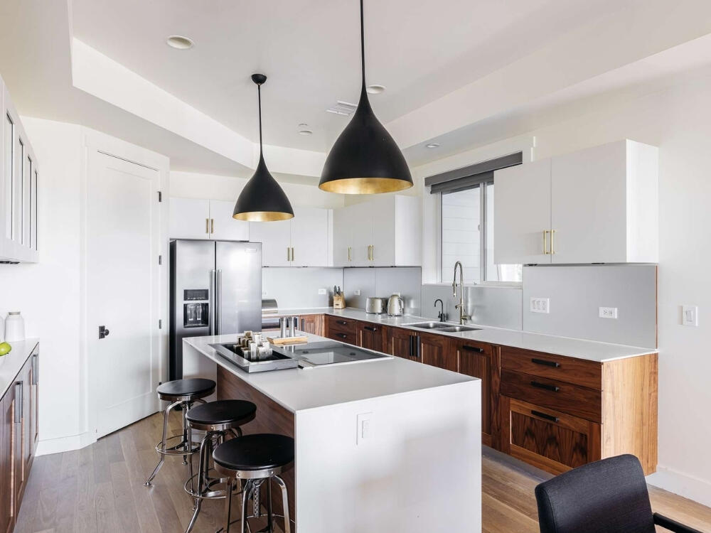 Bàn đảo trung tâm tiện nghi với bếp nấu và bồn rửa liền mạch