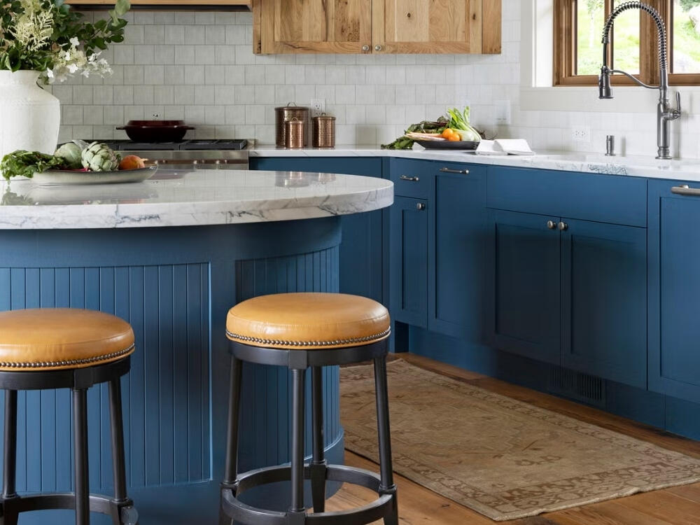 Bàn đảo uyển chuyển với đường cong tạo nét thẩm mỹ độc đáo