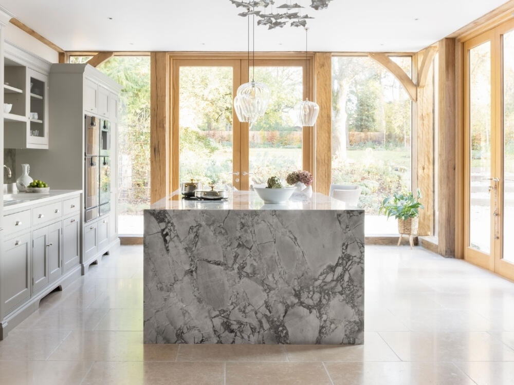 Bàn đảo vân đá hiện đại tạo điểm nhấn nghệ thuật cuốn hút