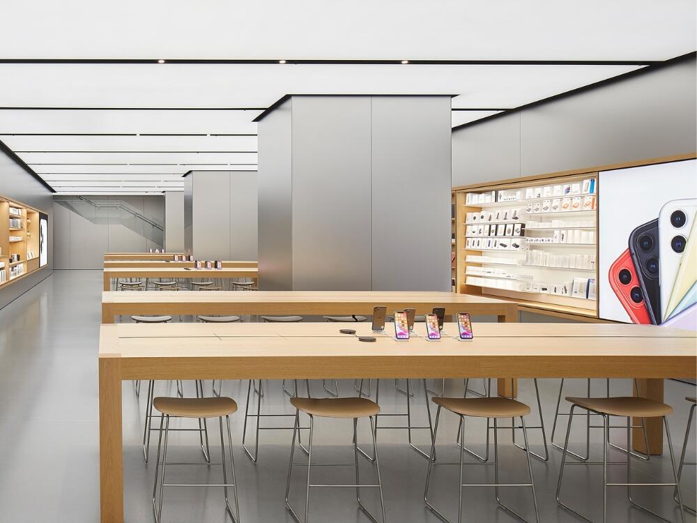 Bàn trải nghiệm trung tâm với bàn gỗ lớn tích hợp điện âm và khóa chống trộm tối ưu thao tác thực tế