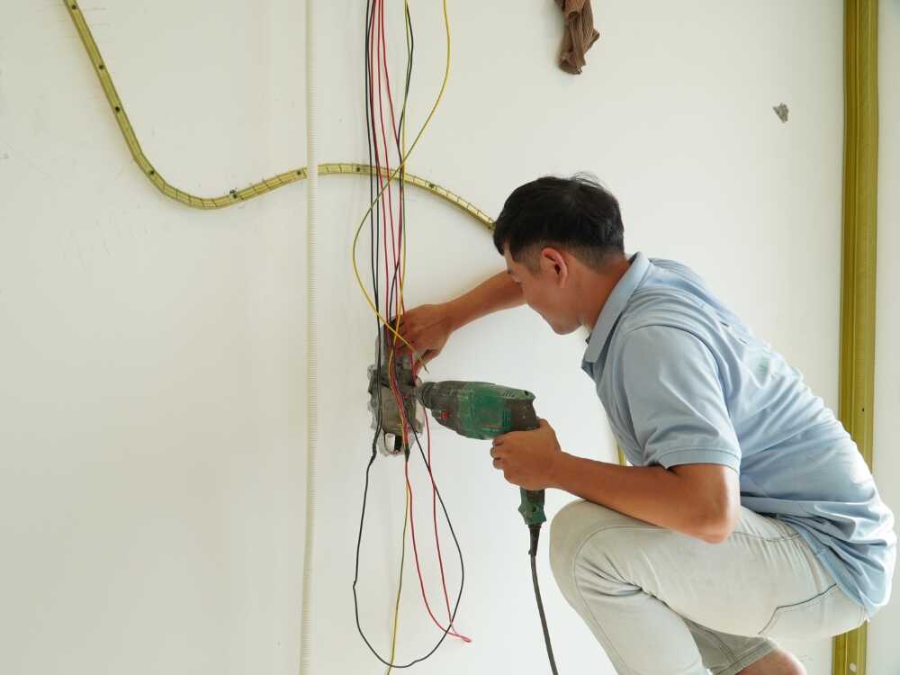 Đội ngũ thi công FHome.sg làm việc tỉ mỉ đảm bảo chất lượng và thẩm mỹ trong từng chi tiết