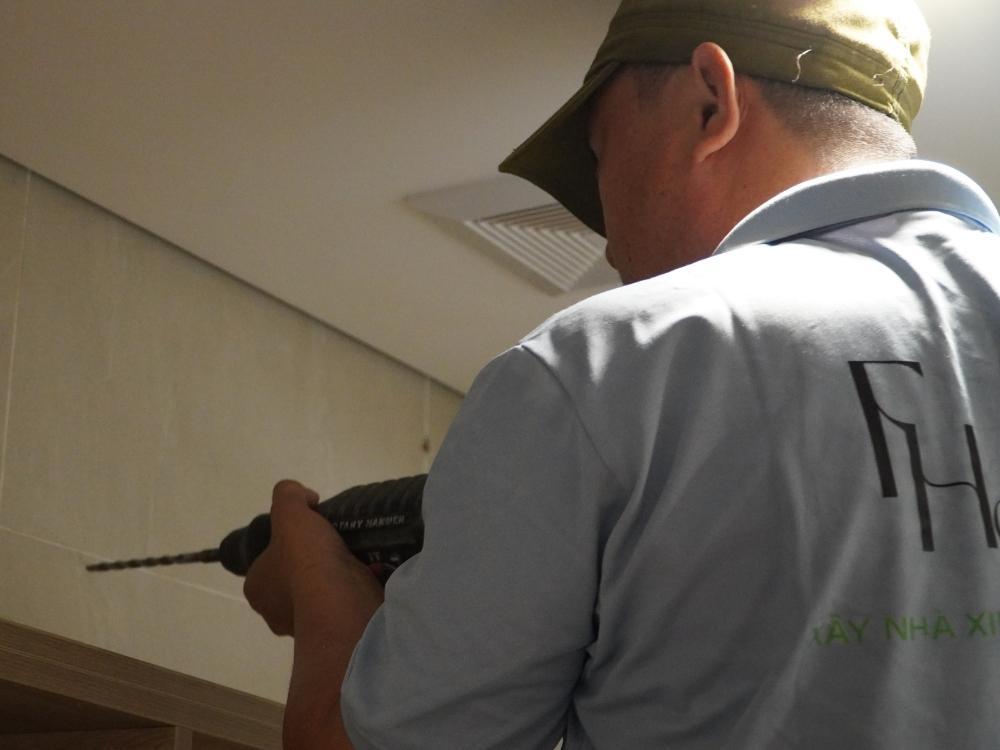 Đội ngũ thi công lành nghề thực hiện tỉ mỉ từng chi tiết để đảm bảo chất lượng hoàn thiện