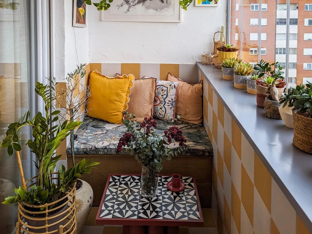 Gam màu sáng giúp ban công nhỏ trông rộng rãi và thoáng đãng hơn