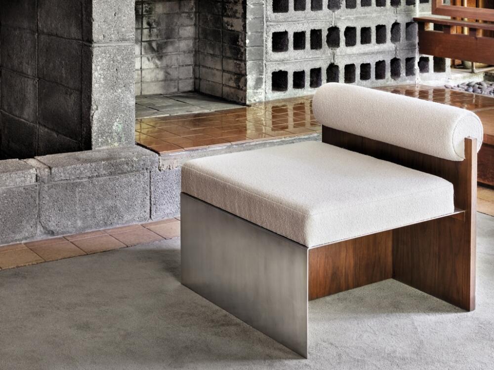 Ghế bo tròn mềm mại tạo điểm nhấn cân bằng cho không gian Brutalism mạnh mẽ thô mộc