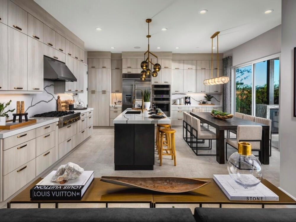 Không gian bếp gọn gàng với thiết kế thông minh và thiết bị được giấu khéo léo trong bố cục