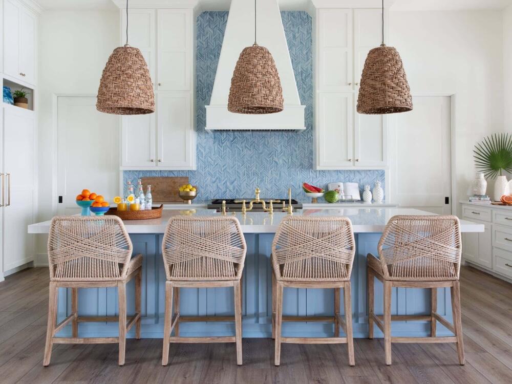 Không gian bếp mở tràn ánh sáng với gam xanh nhạt tạo cảm giác dễ chịu và thư giãn