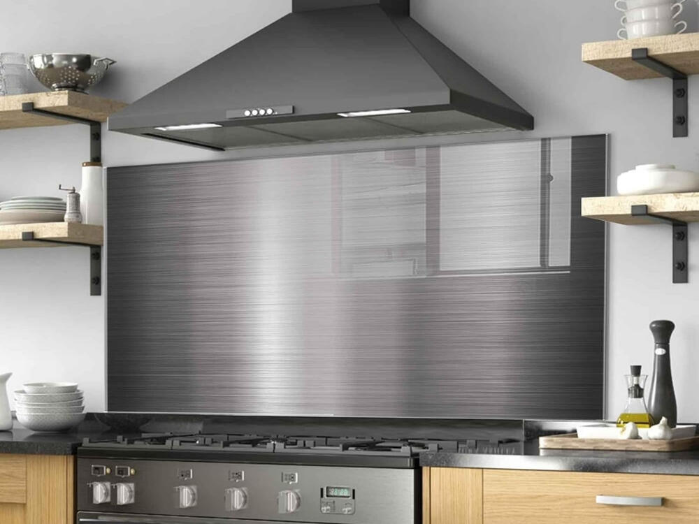 Không gian bếp sạch đẹp và tiện nghi nhờ bề mặt kính phẳng sáng bóng