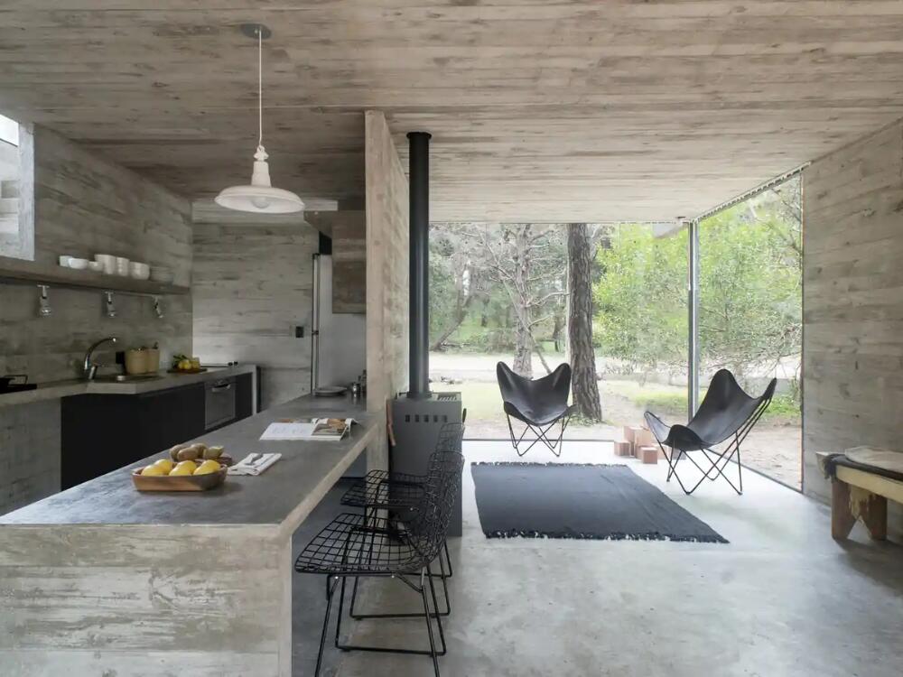 Không gian bếp tối giản với gạch thô và kim loại sáng mang vẻ đẹp công nghiệp mạnh mẽ