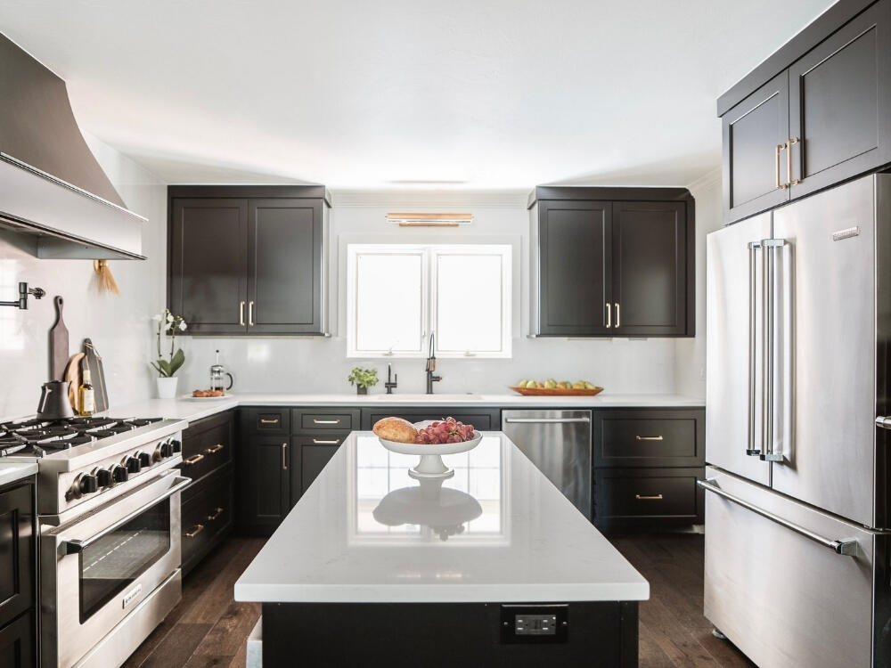 Không gian bếp tràn ánh sáng tự nhiên mang lại cảm giác dễ chịu và sạch sẽ