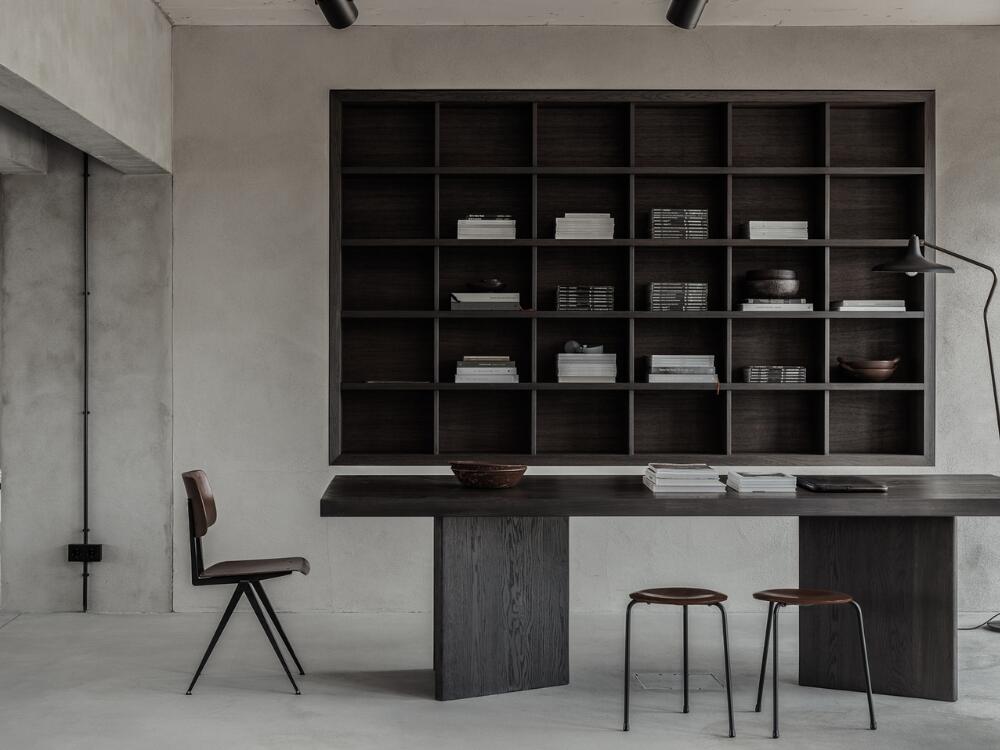 Không gian Brutalism mạnh mẽ với bề mặt bê tông thô và kết cấu tự nhiên chân thực