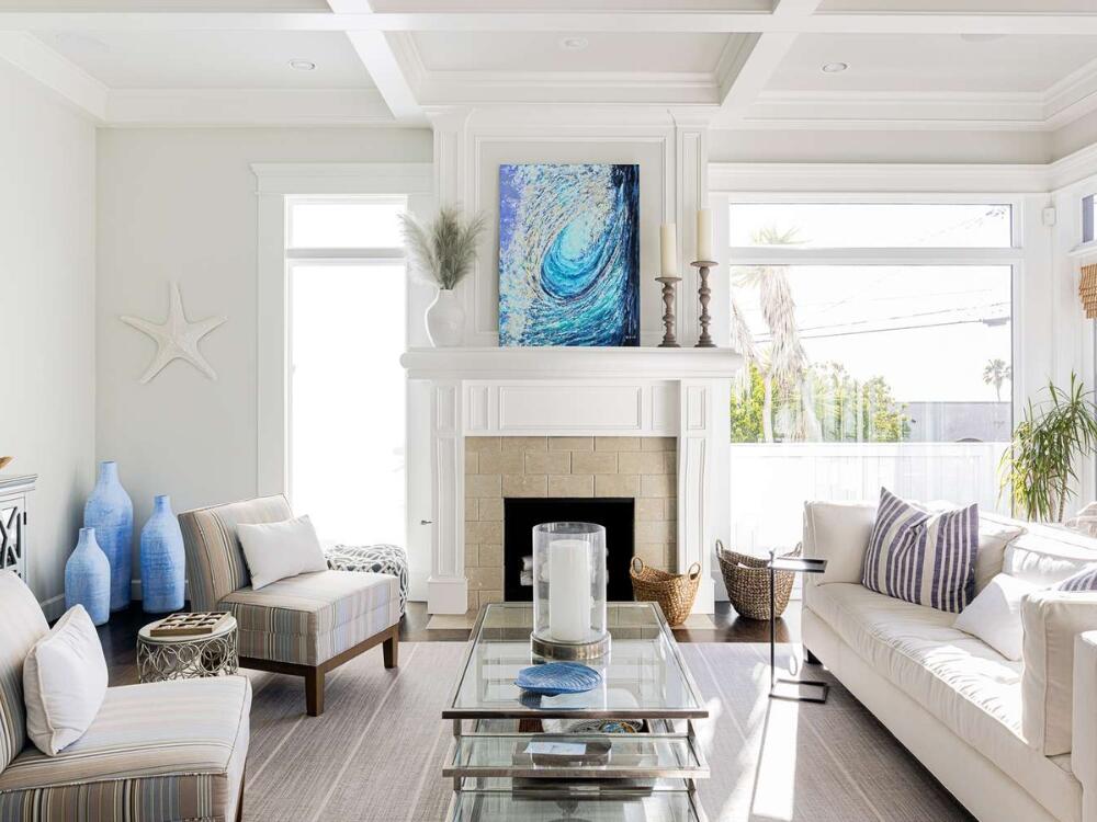 Không gian Coastal sáng thoáng với gam trắng xanh dương gợi cảm giác thư giãn như bên bờ biển
