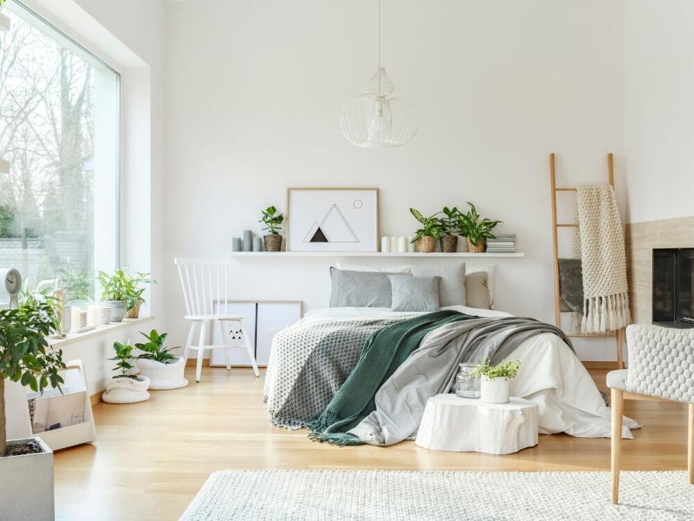 Không gian nghỉ ngơi thư giãn với chăn ga cotton mềm mại và ánh sáng nhẹ nhàng tinh tế