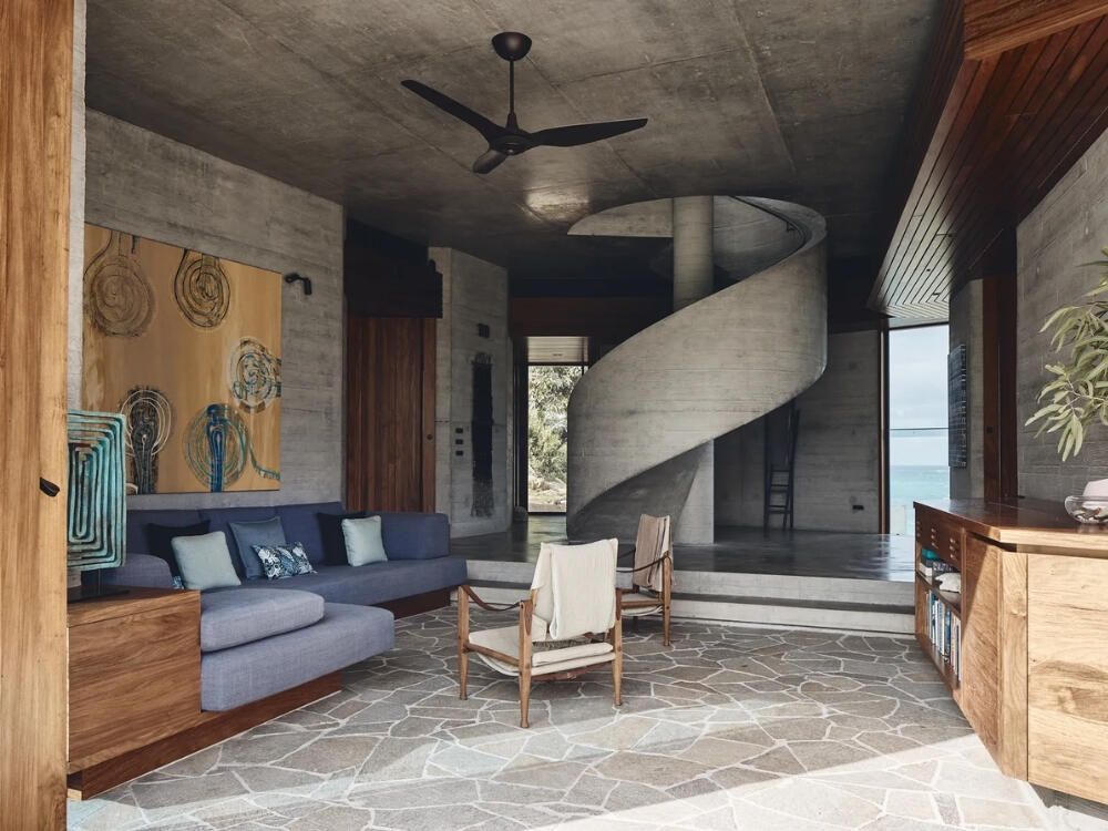 Không gian phòng khách ấn tượng với bàn trà kim loại và sàn bê tông mài mang cảm giác vững chắc