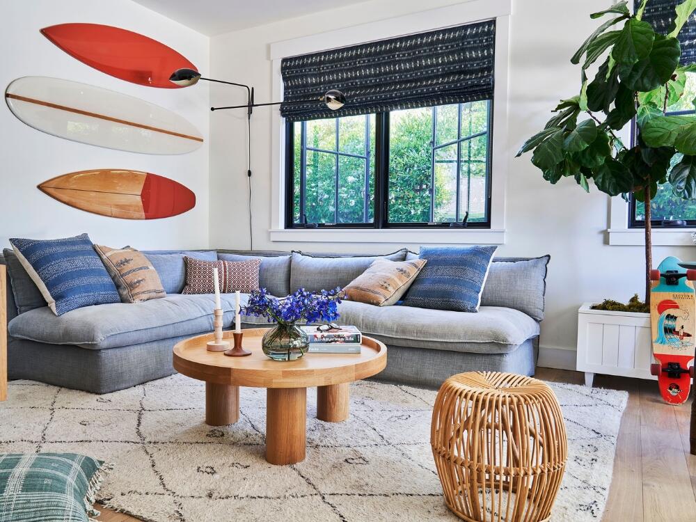 Không gian phòng khách thoáng mát với sofa cotton và gối đay mang cảm giác gần gũi tự nhiên